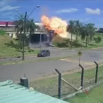 Camiones chocan de frente; conductor salta tras explosión y salva la vida