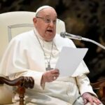 El papa Francisco está “estable” y sus análisis muestran “leve mejoría”, dice el Vaticano