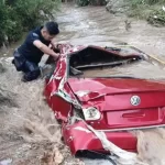 Corriente se lleva vehículo con todo y conductor; pasan las horas…, el hombre no aparece