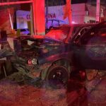 Vehículo se estrella contra mueblería en el Centro de Saltillo; conductor huye del lugar