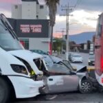 Aparatoso choque deja un auto prensado entre camiones en bulevar Venustiano Carranza
