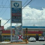 PROFECO coloca lona de advertencia en gasolinera del norte de Saltillo por altos precios de combustibles