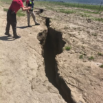 Arteaga refuerza vigilancia en grieta de Tierras Prietas; descartan riesgo para la población