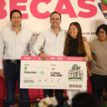Entrega Manolo ‘Súper Becas’ a jóvenes coahuilenses