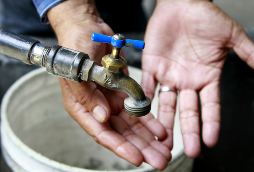 Pagan hasta 800 pesos por agua ante desabasto en Ramos Arizpe